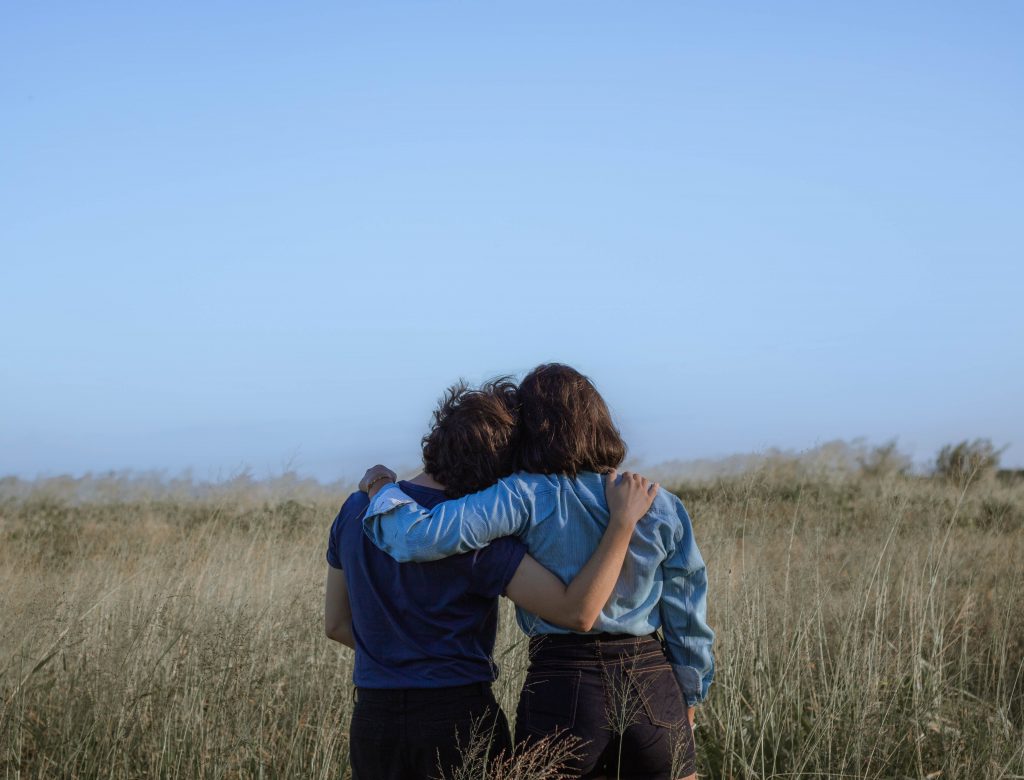 Deux femmes dans la nature