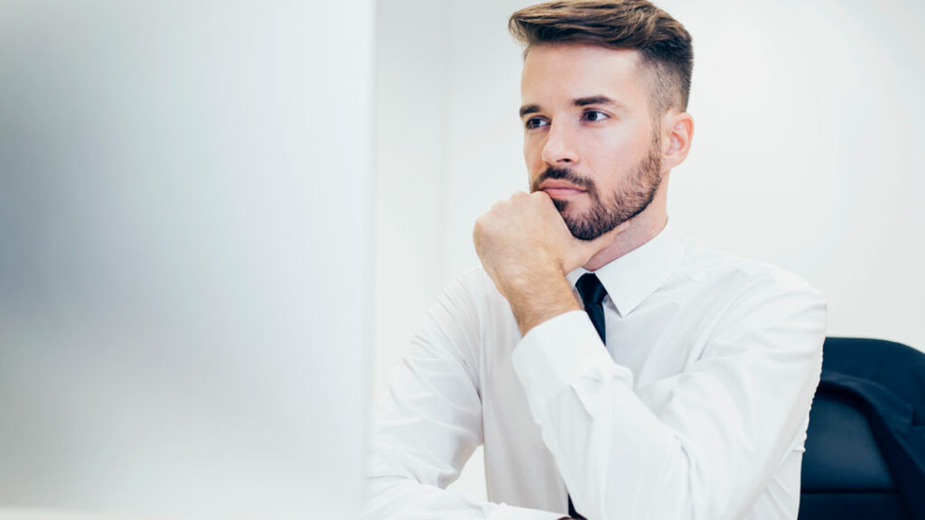 Homme en plein réflexion sur un potentiel coaching professionnel à Nantes